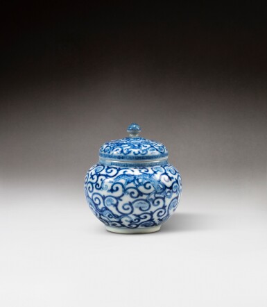 View full screen - View 1 of Lot 156. A blue and white ‘chilong’ jarlet and cover, Republican period | 民國 青花螭龍紋小蓋罐.