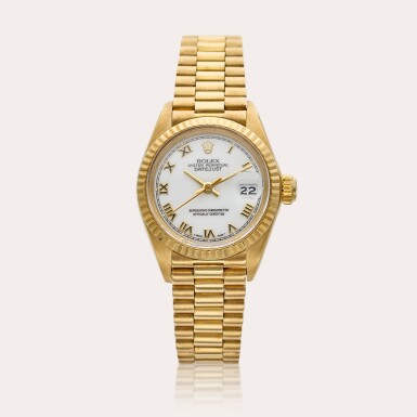 View full screen - View 1 of Lot 587. Reference 6917 Datejust | A yellow gold automatic wristwatch with date and shantung dial, Circa 1981.