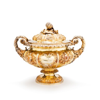View full screen - View 1 of Lot 75. A George III silver-gilt covered tureen trophy, Edward, Edward Jr, John and William Barnard, London, 1829 | Soupière couverte formant trophée en vermeil par Edward, Edward Jr, John et William Barnard, Londres, 1829.