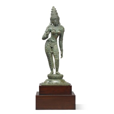 View full screen - View 1 of Lot 1. A superbly cast large copper alloy figure of Parvati, Vijayanagara period, 15th / 16th century | 南印度 毗奢耶那伽罗王朝十四至十五世紀 銅雪山女神立像.
