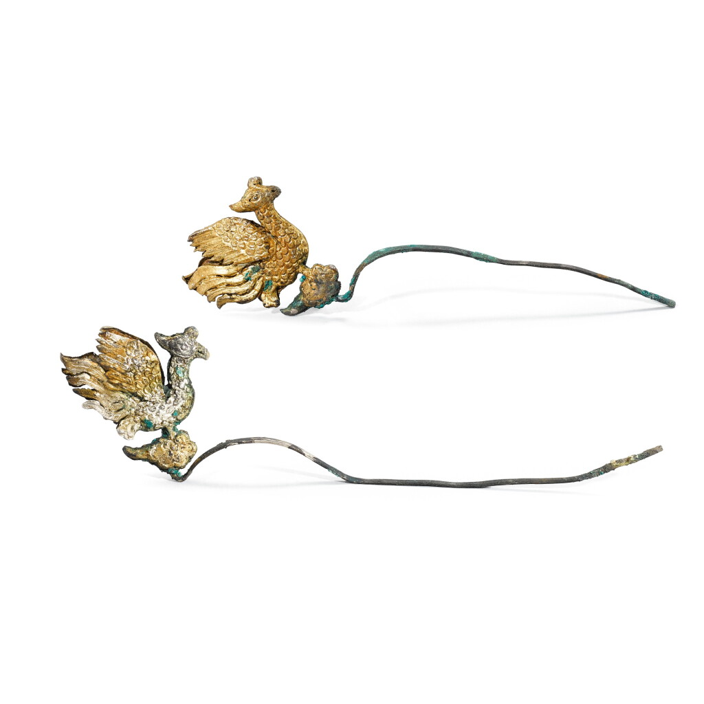 View full screen - View 1 of Lot 385. A pair of gilt-silver 'phoenix' hairpins, Song / Liao dynasty | 宋 / 遼 銀鎏金鳳釵一對.