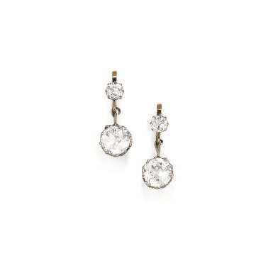 View full screen - View 1 of Lot 8. PAIRE DE BOUCLES D'OREILLE DIAMANTS, DÉBUT DU 20ÈME SIÈCLE | PAIR OF DIAMOND EARRINGS, EARLY 20TH CENTURY.
