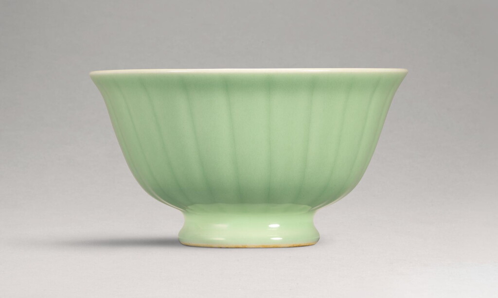 View full screen - View 1 of Lot 35. A CELADON-GLAZED 'RIBBED' BOWL, QIANLONG SEAL MARK AND PERIOD | 清乾隆 青釉瓜棱式高足盌 《大清乾隆年製》款.
