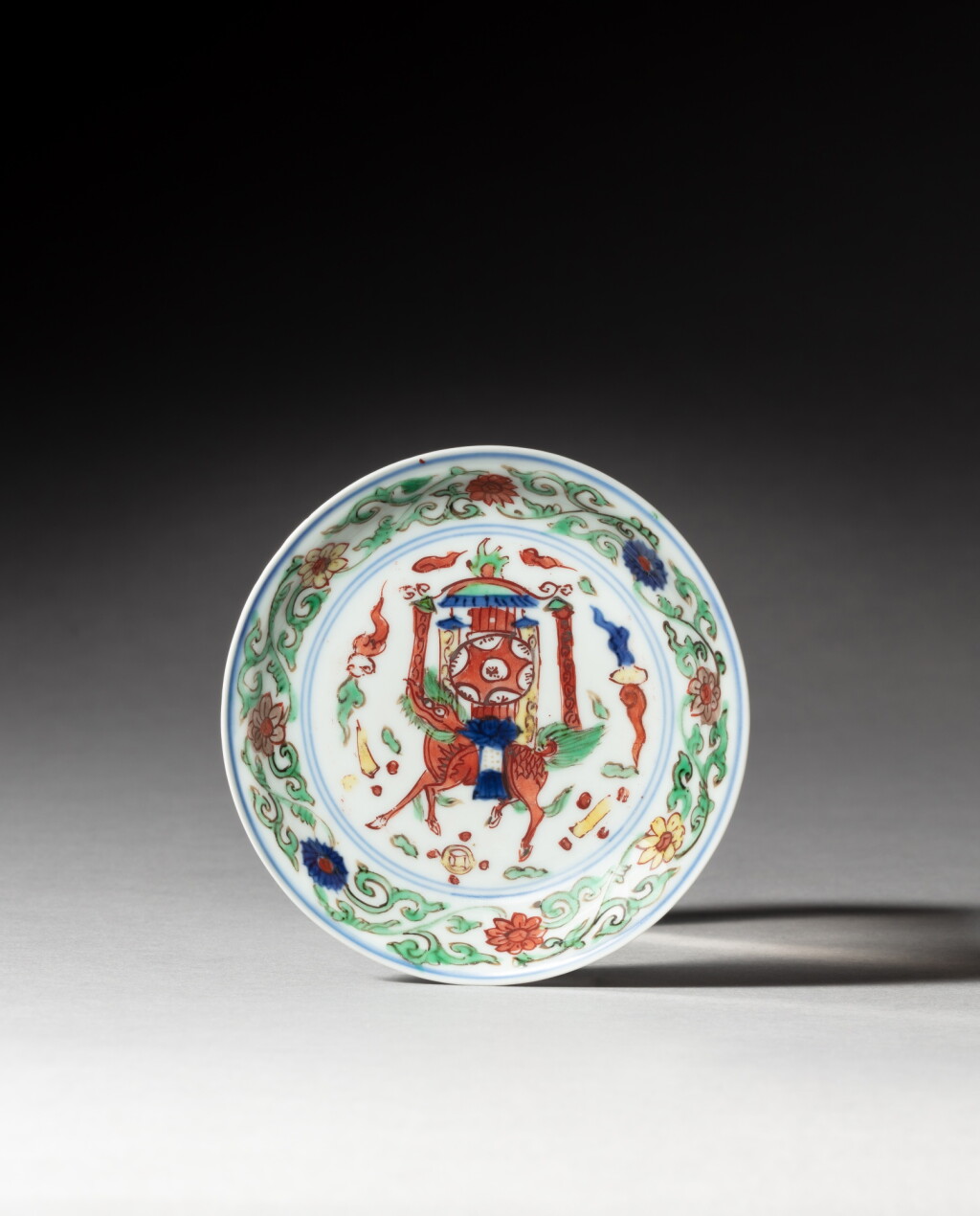 View full screen - View 1 of Lot 139. A wucai ‘qilin’ saucer dish, Mark and period of Wanli | 明萬曆 五彩麒麟獻寶小盤 《大明萬曆年製》款.