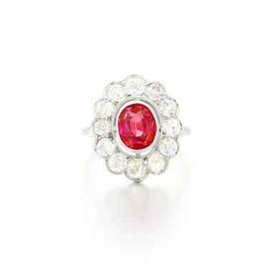 View full screen - View 1 of Lot 231. Bague rubis et diamants | Ruby and diamond ring.