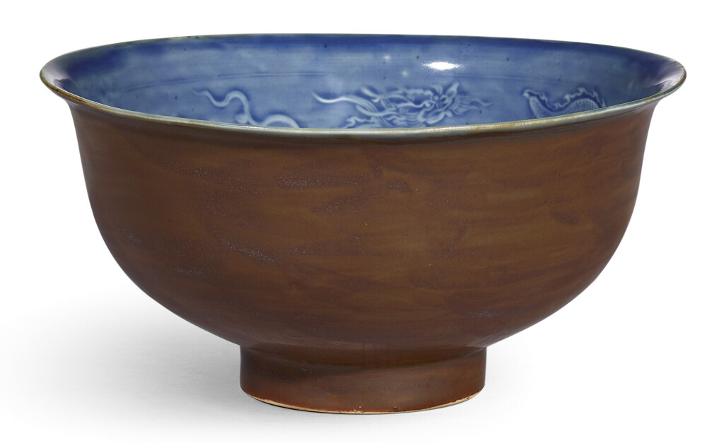View full screen - View 1 of Lot 46. A FINE AND EXTREMELY RARE IMPERIAL BLUE AND BROWN GLAZED ‘DRAGON’ BOWL MING DYNASTY, HONGWU PERIOD | 明洪武 御製外醬釉內藍釉暗花雲龍紋盌.