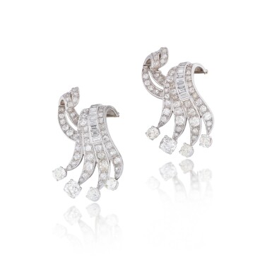 View full screen - View 1 of Lot 258. Paire de broches diamants | Pair of diamond brooches.