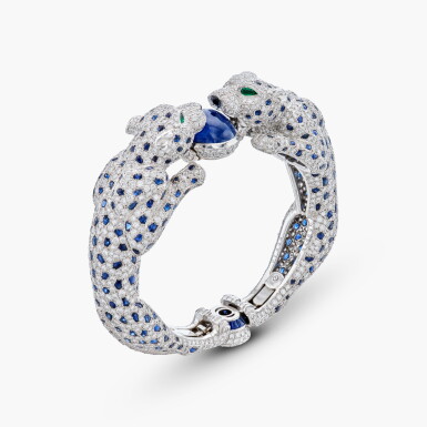 View full screen - View 1 of Lot 599. Iconic Diamond, Sapphire, Emerald and Onyx ‘Panthère’ Bangle 卡地亞 經典 鑽石 配 藍寶石 配 祖母綠 及 縞瑪瑙 ‘Panthère’ 手鐲.