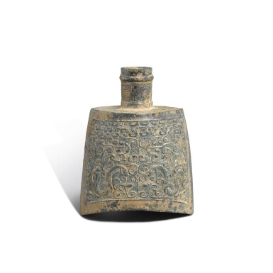 View full screen - View 1 of Lot 1017. An inscribed bronze 'dragon' bell, zheng, Eastern Zhou dynasty, Warring States period | 東周戰國 青銅龍紋鉦.