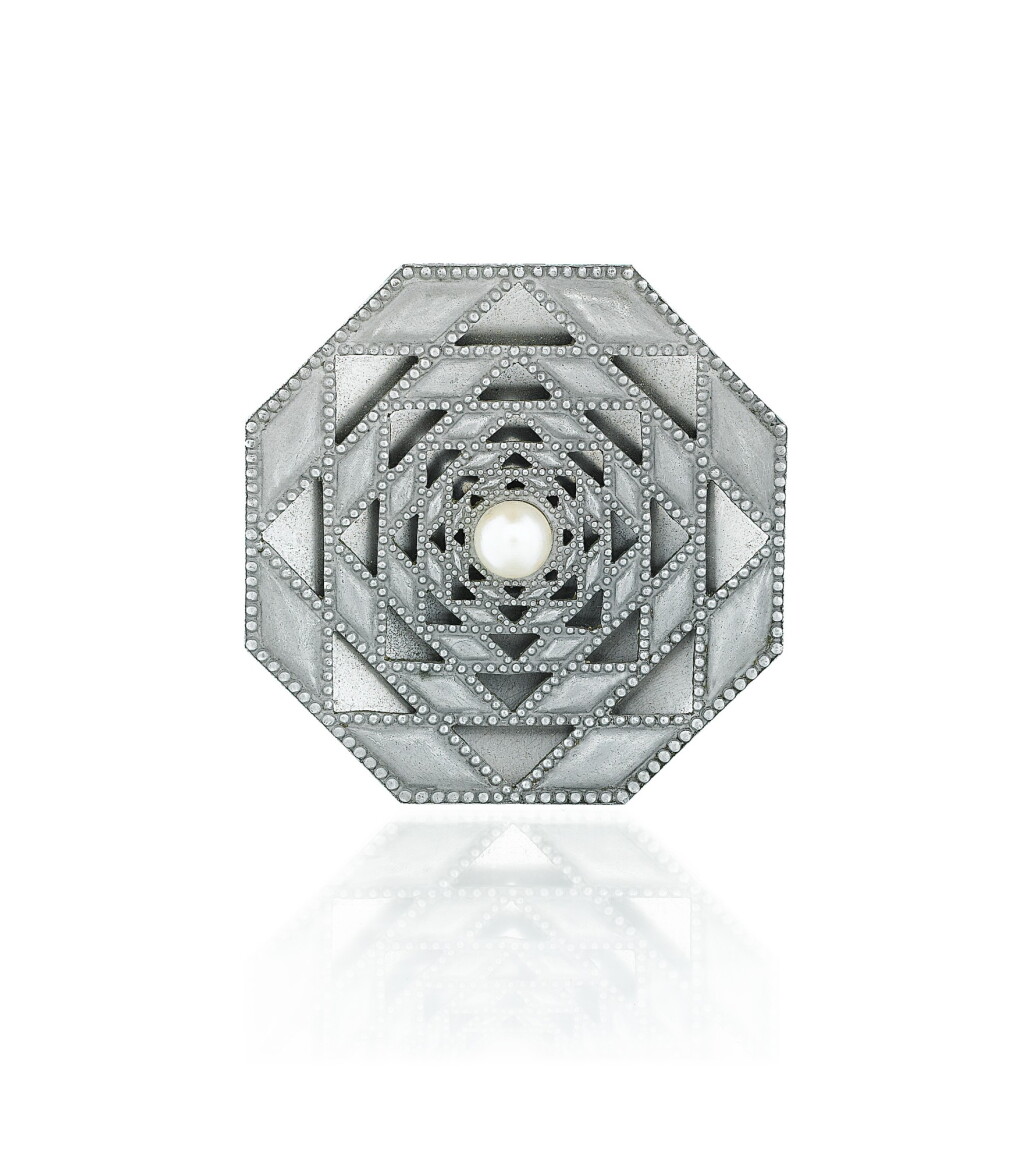 View full screen - View 1 of Lot 15. Broche acier, aluminium et demi-perle | Steel, aluminium and half-pearl brooch.