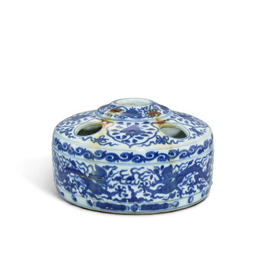 View full screen - View 1 of Lot 3325. A blue and white 'dragon' stationery stand, Mark and period of Jiajing | 明嘉靖 青花花卉紋文具座 《大明嘉靖年製》款.