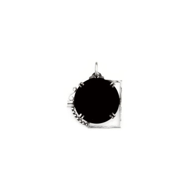 View full screen - View 1 of Lot 193. PENDENTIF ONYX ET ARGENT, JEAN DESPRÉS | ONYX AND SILVER PENDANT, JEAN DESPRÉS.