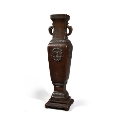 View full screen - View 1 of Lot 335. A large bronze 'shou' handled vase, Late Ming dynasty | 明末 銅雙龍捧壽紋瑞獸耳瓶.