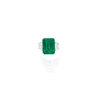 View full screen - View 1 of Lot 434. EMERALD AND DIAMOND RING | 祖母綠配鑽石戒指.