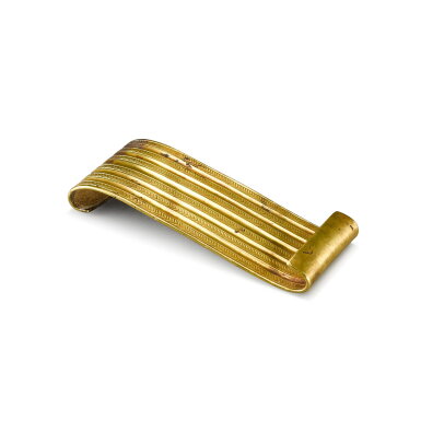 View full screen - View 1 of Lot 522. A gold-alloy s-shaped belt hook, Eastern Zhou dynasty, Spring and Autumn period 東周春秋 金合金帶鉤.