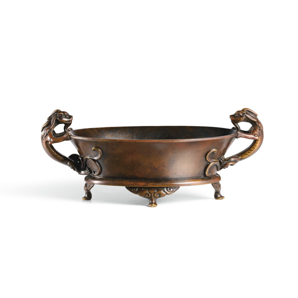 View full screen - View 1 of Lot 41. A BRONZE CENSER, LATE MING/EARLY QING DYNASTY | 明末/清初 銅螭龍耳爐.