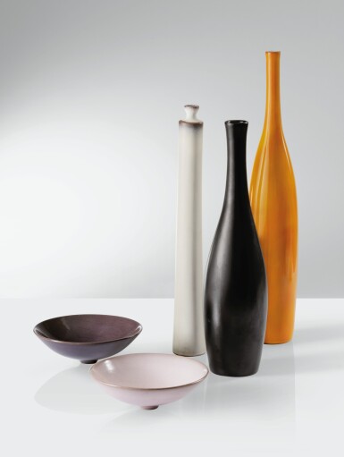 View full screen - View 1 of Lot 80. Ensemble de trois vases et deux coupes.