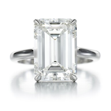 View full screen - View 1 of Lot 165. Diamond ring.