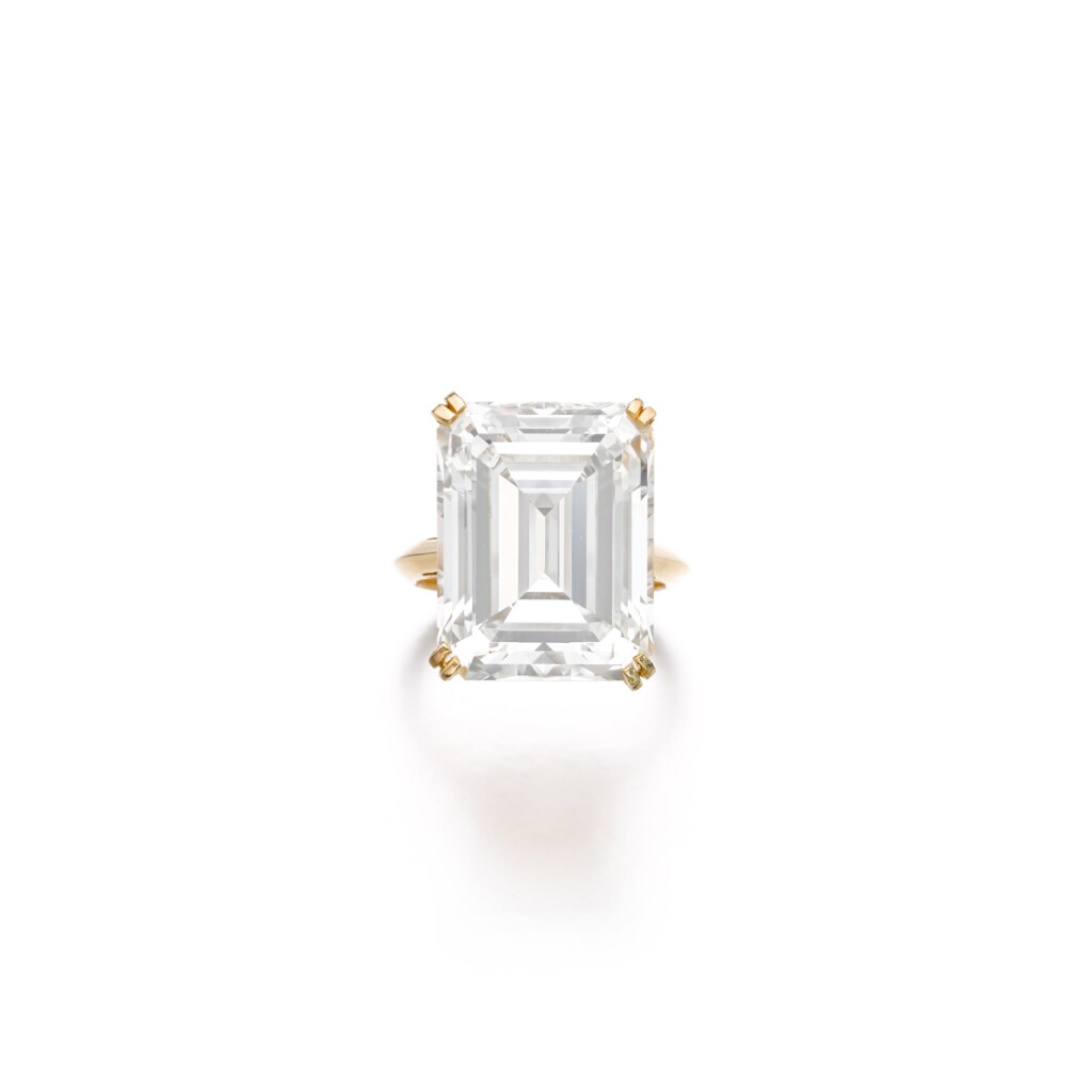 View full screen - View 1 of Lot 367. Impressive diamond ring | 鑽石戒指.