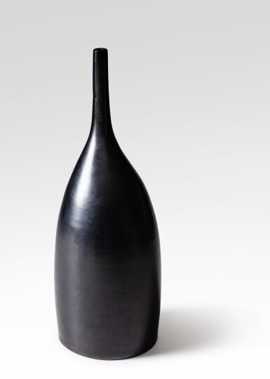 View full screen - View 1 of Lot 31. Vase Bouteille décentrée.
