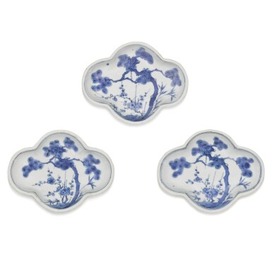 View full screen - View 1 of Lot 26. Three blue and white quatrefoil 'Three Friends of Winter' dishes, 17th century | 十七世紀 青花歲寒三友圖海棠式盤 一組三件.