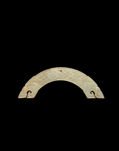 View full screen - View 1 of Lot 3757. A white jade 'double-dragon' pendant, heng, Eastern Zhou dynasty, Warring States period | 東周戰國 白玉穀紋龍首珩.