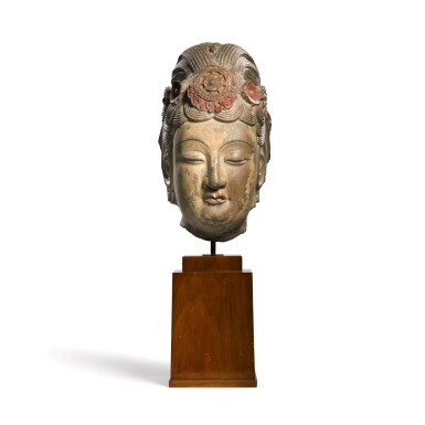 View full screen - View 1 of Lot 18. An extremely rare large limestone head of a bodhisattva Sui dynasty | 隋 石灰岩加彩菩薩頭像.