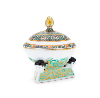 View full screen - View 1 of Lot 14. A rare famille verte tibetan-style skull-shaped cup and cover, kapala Qing dynasty, Kangxi period | 清康熙 五彩嘎巴拉蓋盌.