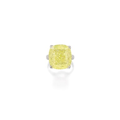 View full screen - View 1 of Lot 1699. FANCY INTENSE YELLOW DIAMOND AND DIAMOND RING 30.07卡拉 古墊形 濃彩黃色 VS1淨度 鑽石 戒指.