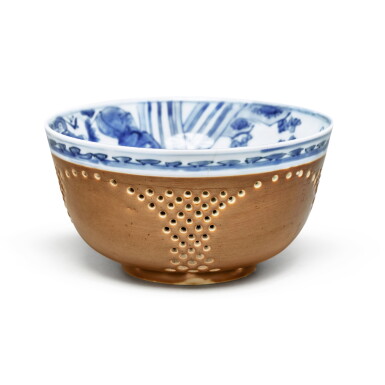 View full screen - View 1 of Lot 185. A rare blue and white and café-au-lait-glazed reticulated warming bowl, Late Ming dynasty | 明末 內青花人物圖外紫金釉溫盌 .