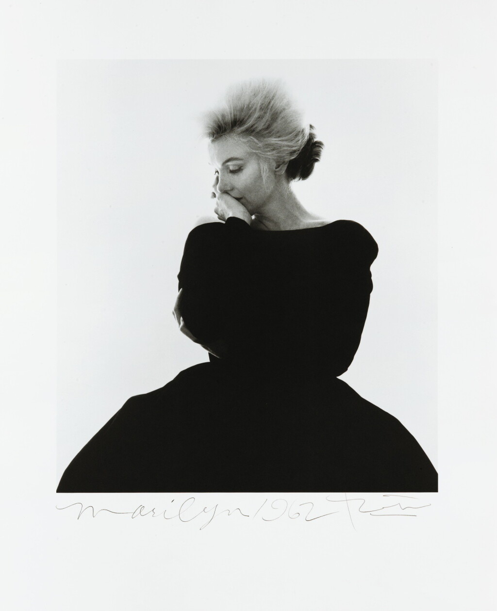 全螢幕檢視 - 查看95BERT STERN | MARILYN MONROE, BLACK DIOR DRESS, 1962的1