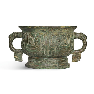 View full screen - View 1 of Lot 137. A RARE LARGE ARCHAIC BRONZE RITUAL FOOD VESSEL, GUI, WESTERN ZHOU DYNASTY | 西周 青銅鳳鳥紋簋.