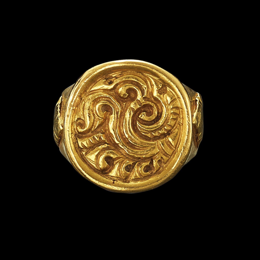 View full screen - View 1 of Lot 1001. A gold repoussé ring with spirals Java, Indonesia, 7th-12th century | 印尼爪哇 七至十二世紀 螺旋紋金戒指.