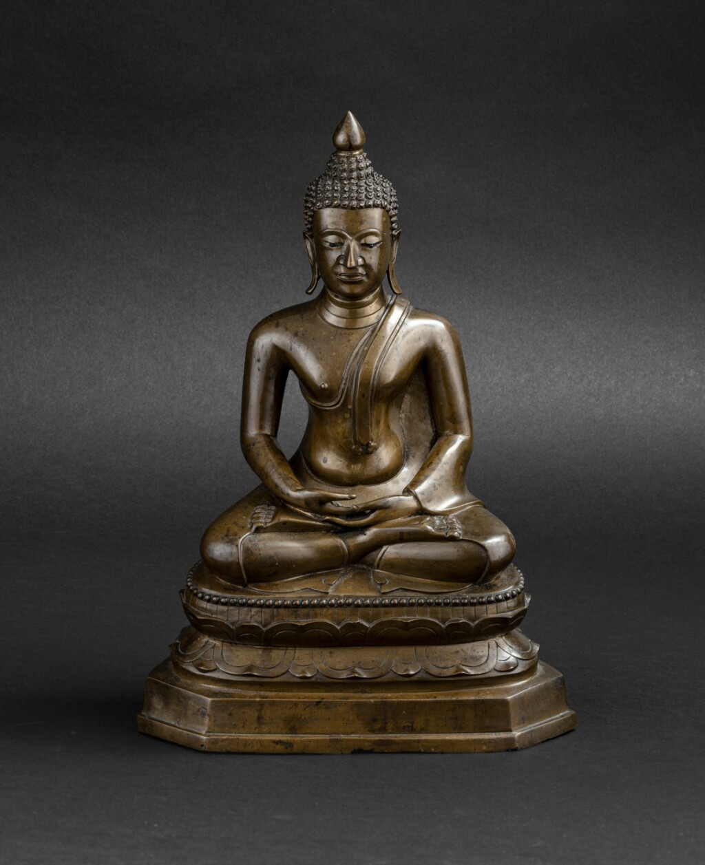 全萤幕检视 - 查看99Statuette de Bouddha en bronze Thaïlande, XVIIE-XVIIIE siècle | 暹邏 十七至十八世紀 銅佛坐像 | A bronze figure of Buddha, Thaïland, 17th-18th century的1