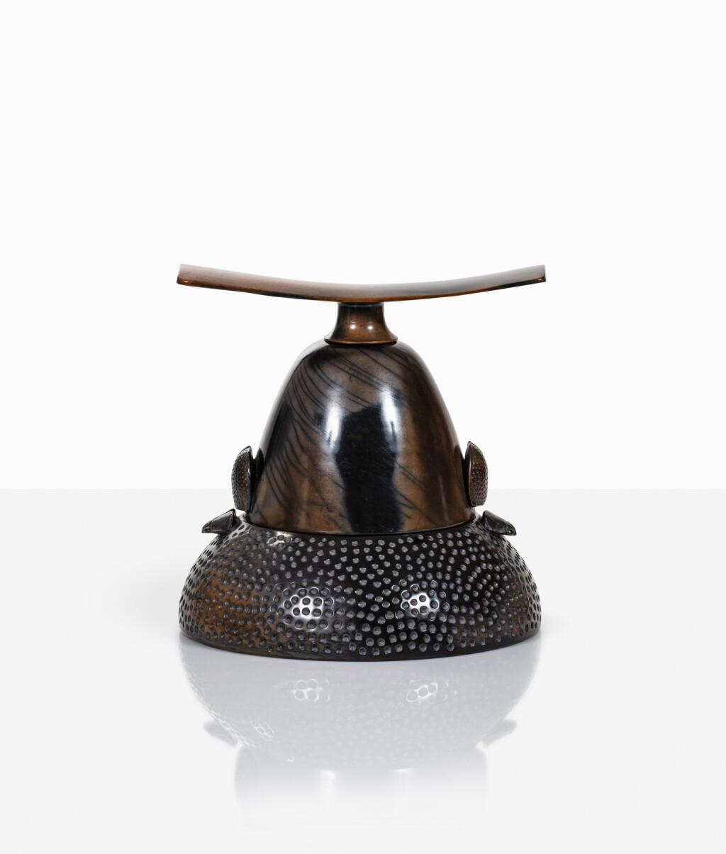 View full screen - View 1 of Lot 107. Vase canope aux scarabées.