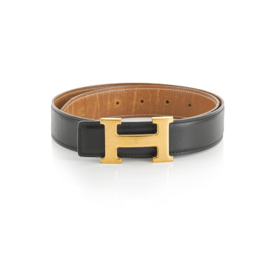View full screen - View 1 of Lot 180. HERMÈS | REVERSIBLE GOLD PLATED H BUCKLE BELT IN GOLD TOGO AND BLACK CALFSKIN, 2010.