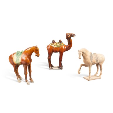 View full screen - View 1 of Lot 1059. A group of three pottery figures of animals, Tang dynasty or later | Ensemble de trois animaux en terre cuite, dynastie Tang ou postérieure.