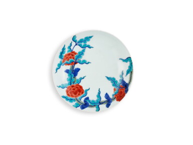 View full screen - View 1 of Lot 2175. A porcelain dish, Nabeshima ware, Hizen, Edo period, late 17th – early 18th century | 色絵芥子文皿 肥前 鍋島藩窯 江戸時代中期 17世紀後半~18世紀前半.