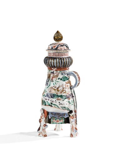View full screen - View 1 of Lot 183. FONTAINE TRIPODE COUVERTE EN PORCELAINE IMARI À DÉCOR MOULÉ JAPON, ÉPOQUE EDO, XVIIE-XVIIIE SIÈCLE | An imari moulded tripod fountain and cover, Japan, Edo period, 17th/18th century .