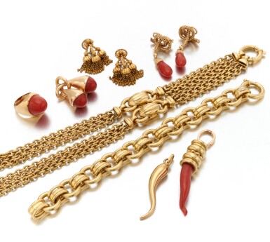 View full screen - View 1 of Lot 93. Collection of gold and coral jewels (Collezione di gioielli in oro e corallo).