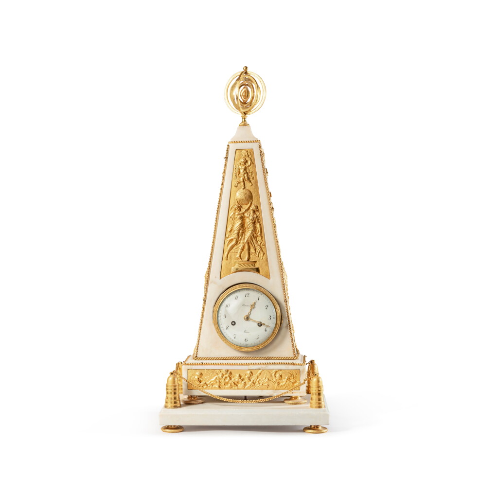 Voir en plein écran - Voir 1 du lot 103. Pendule obélisque en marbre blanc et bronze doré d'époque Louis XVI, vers 1785.