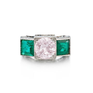 Voir en plein écran - Voir 1 du lot 54. Fancy Light Pink Diamond and Emerald Ring.