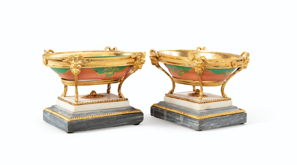 View full screen - View 1 of Lot 126. A LAST LOUIS XVI GILT-BRONZE LACQUERED METAL CUPS | PAIRE DE COUPES EN TÔLE LAQUÉE IMITANT LA PORCELAINE ET BRONZE DORÉ, FIN DE L'ÉPOQUE LOUIS XVI-DÉBUT DU XIXE SIÈCLE.