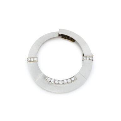 View full screen - View 1 of Lot 222. Van Cleef & Arpels | Clip or et diamants | Gold and diamond clip.