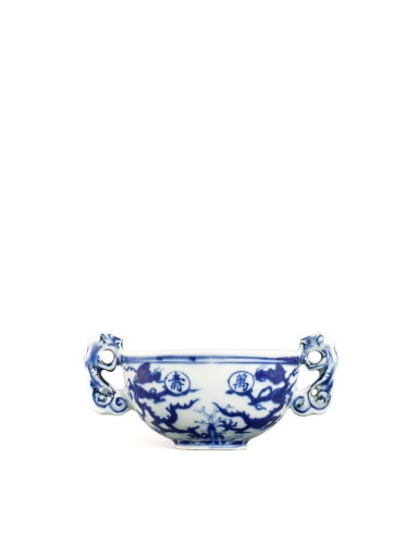View full screen - View 1 of Lot 2035. A rare inscribed blue and white dragon-handled cup, Mark and period of Wanli | 明萬曆 青花萬壽齊天雙龍耳盃 《大明萬曆年製》款.