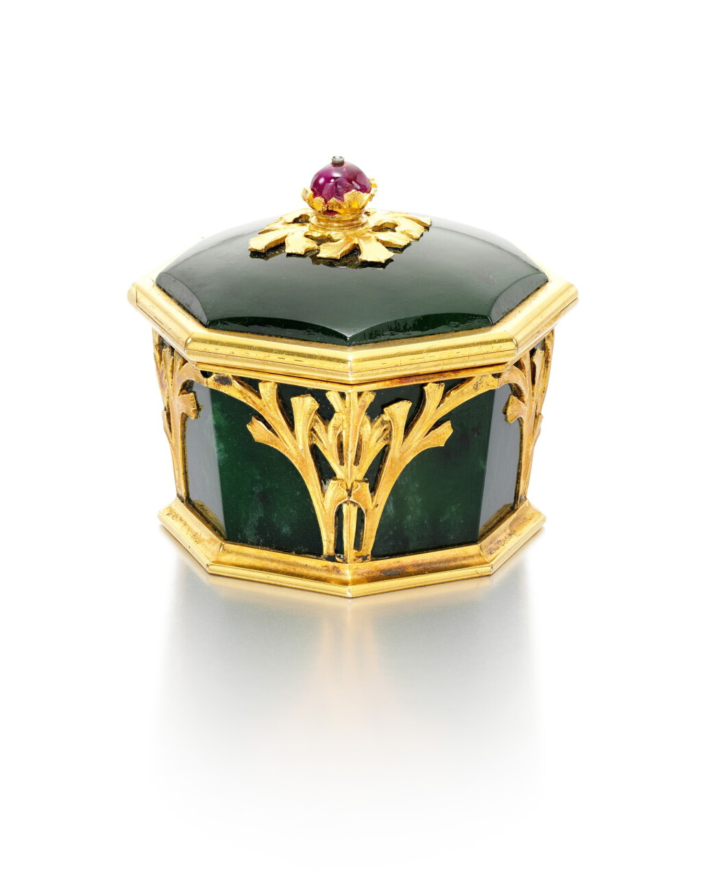 Voir en plein écran - Voir 1 du lot 6. A JEWELLED GOLD-MOUNTED NEPHRITE BOX, POSSIBLY IVAN FEODOROV, MOSCOW, 1899-1908.