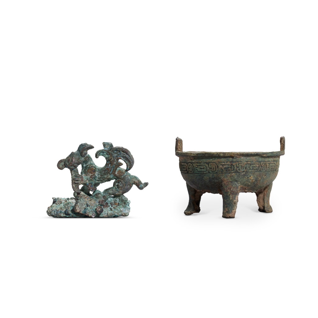 View full screen - View 1 of Lot 752. A small bronze ding and a bronze 'chilong' fitting, Eastern Zhou dynasty, Spring and Autumn period | 東周春秋 青銅小鼎及螭龍飾件 一組兩件.