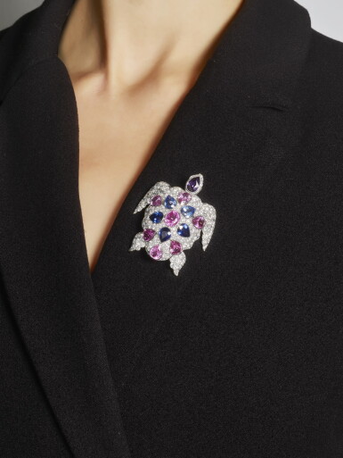 View full screen - View 1 of Lot 1037. GRAFF | DIAMOND, SAPPHIRE AND COLOURED SAPPHIRE BROOCH | 格拉夫 鑽石 配 藍寶石 及 彩色剛玉 別針.