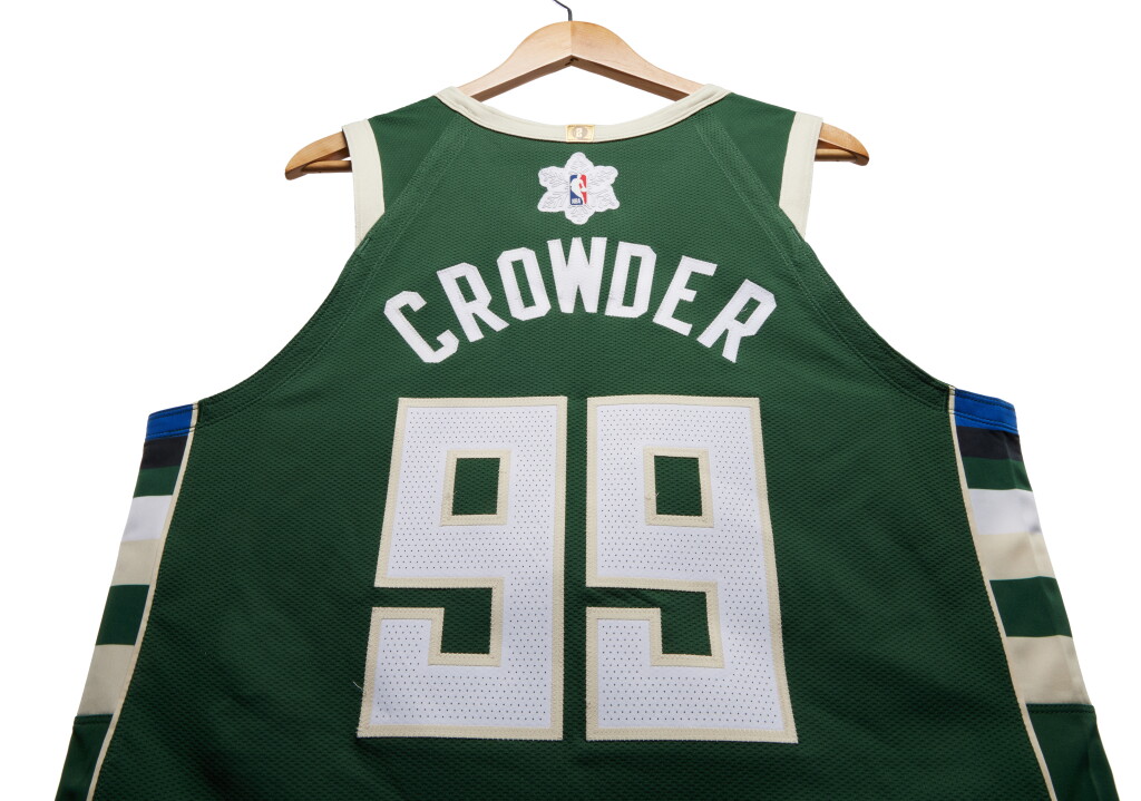 全螢幕檢視 - 查看81Jae Crowder ‘Christmas Day’ Milwaukee Bucks 2023-2024 Game Issued Icon Edition Jersey 的1