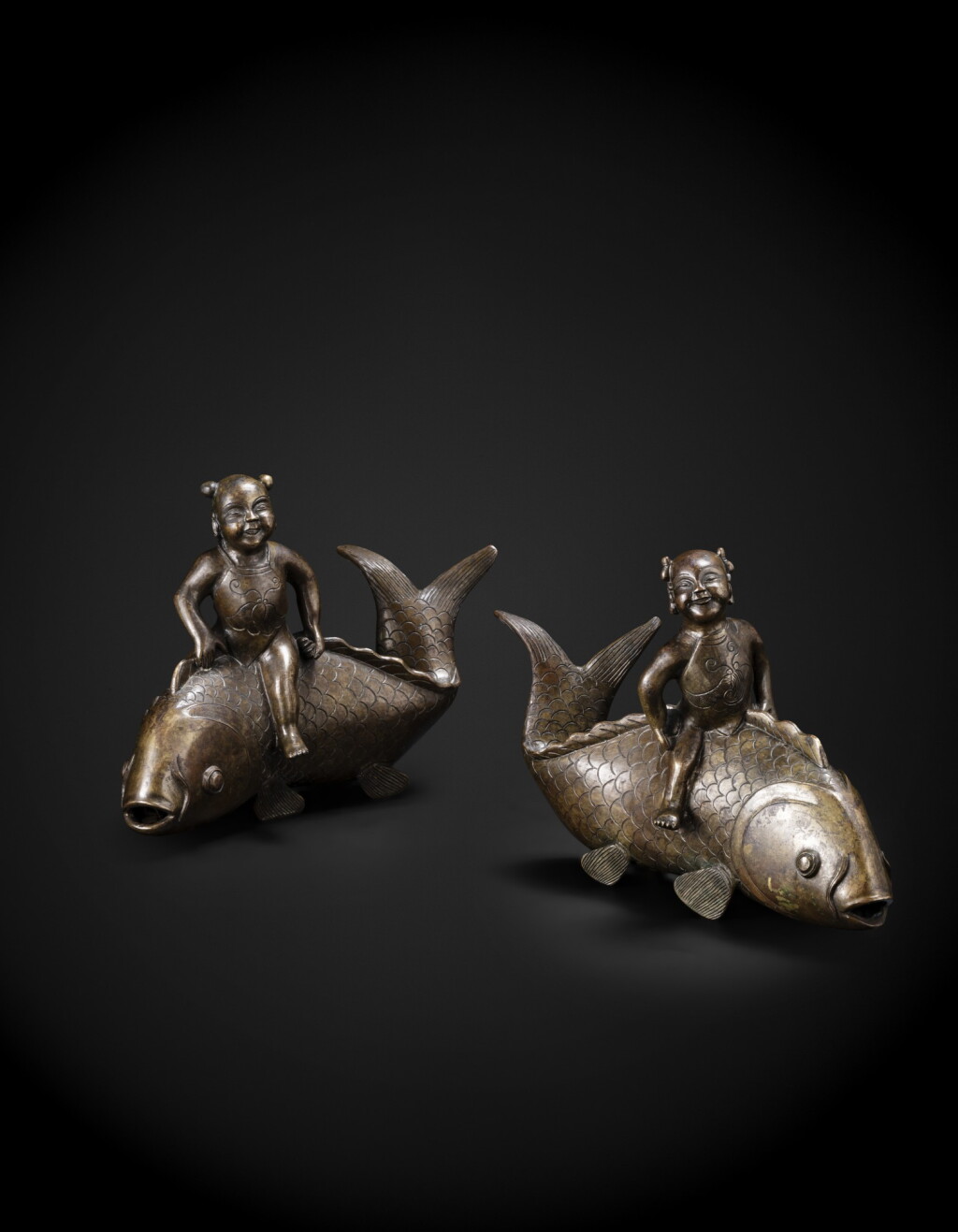 Voir en plein écran - Voir 1 du lot 226. A pair of bronze 'carp and children' group Qing dynasty, 18th-19th century | 清十八至十九世紀 銅童子騎魚擺件一對.